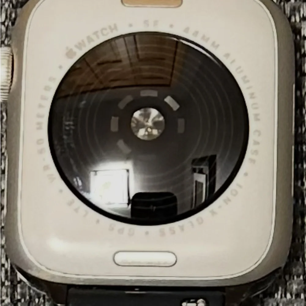 Apple SE Watch with trendy Black Band and Silver Case - GPS + cellular